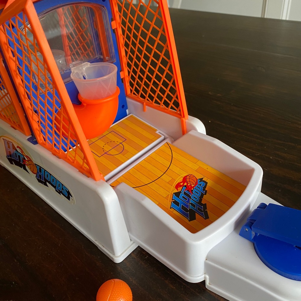 Vintage 2000 MGA Hot Hoops Tabletop Basketball Game Portable Arcade with 4 Balls - Picture 5 of 10